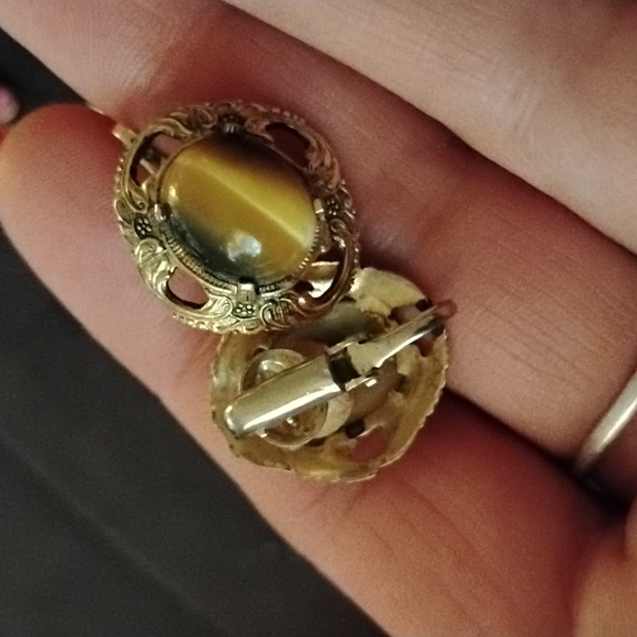 Beautiful antique cats eye clip on costume jewelry . - Picture 3 of 3